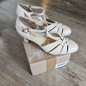 Charlie Stone Luxe Montpellier Cream Size 38 / 7.5 Vintage Inspired Heels